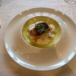 シャトー　ラ・パルム・ドール - ○市場からの鮮魚料理素材に合わせた調理法とソースで
      
      ■説明
      南伊勢町で採れた桜鯛、
      下にはグリーンピースを合わせた豆のリゾット、
      周りにスナップエンドウ、ひよこ豆、コーセラ