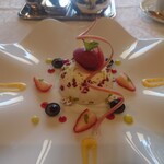 シャトー　ラ・パルム・ドール - 
      周りにはフレッシュないちごやブルーベリーに合わせて
      ピスタチオ添え、
      カスタードクリームソース、
      ミント入りのカスタードクリームソース。
      ベリー系のジャムソース