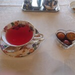 シャトー　ラ・パルム・ドール - ○フレーバーティー
      ローズヒップピーチと書かれているけれど
      今までのフルーツガーデンと同じ甘い香りと味わい。
      漂ってくるのはひたすら甘い香りなんだけど
      一切甘くなくスッキリ爽やかな味わい。