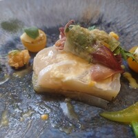 シャトー　ラ・パルム・ドール - 軽くサクッと食感を残してある大根の上には
                      ほたて貝のスライス。
                      カレー和えの玉ねぎの甘みと
                      ヴィネグレットソースの酸味のある部分
                      バターの味わいも時々する。
                      ホタルイカも春菊で嫌味がほぼない