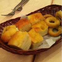 エリオ・ロカンダ・イタリアーナ - パンどっさり。他にオリーブのパンも切っていただきました。