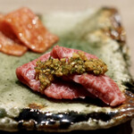 うし松 - 和牛ハラミ刺しと短冊タレユッケの盛り合わせ