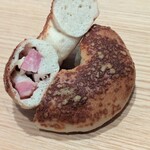 内橋 BREAD SHOP STUDIO - パルメザン・ペッパーベーコン feat.カマンベールチーズ（カット）