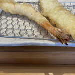 揚げたて天ぷら定食 まきの - エビとイカ。