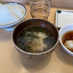 揚げたて天ぷら定食 まきの - ご飯とお味噌汁。