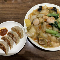 天津飯店 本店 - あんかけ焼きそば、餃子