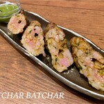 カッチャル バッチャル - 仔羊のシークカバブ。仔羊とは思えないクセのなさです。お肉の旨みを堪能しました。付け合わせのミントソースが良く合います。