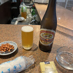 弘園 - キリンビール中瓶、突き出しのピーナッツ、布おしぼり