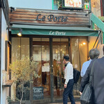 Trattoria Le Porte - 歩道からちょっと奥まったところにある入り口