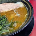 家系ラーメン王道 神道家 - 鶏油たっぷりだけどクドくないスープ。