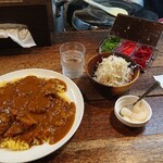 カレー専門店 ビィヤント - カツカレー辛口大盛とサラダとらっきょう