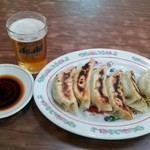 満来 - ビール大瓶550円＋餃子350円