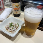 Takoharu - お通しのミミガーと瓶ビール(一番搾り小瓶)