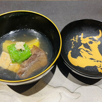 肉割烹ふたご 北新地店 - 和牛舌と丸茄子の共あんかけ
