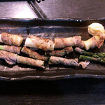 Nihonshu Yakitori Izakaya Sumibiyaki Dokoro Shiroya - 三種アスパラ焼き660円。ほくっとしたアスパラの食感が新鮮。巻かれている豚バラ肉は炭火でカリッと焼かれていて、アスパラの美味しさをひきたてています