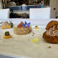 Ristorante Crocifisso - 前菜（手前から）
                プロシュートコットのシュー
                インサラータ・ディ・ルッサ
                パネッレ 赤海老
                この前菜が美味しかった！
                どちらも気軽につまめる一品ですが、リストランテとした味が感じられましたから♪