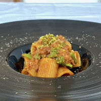 Ristorante Crocifisso - メッツェマーニケ“スーゴ ディ マイアーレ"柔豚の煮込みのソース レモンのアクセント
                  柔豚の煮込みはフェンネルと合わせたラグー、散らしたオレガノの風味が肉肉しい料理に合い、食べ応えのある美味しさです♪