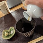 蕎麦おさめ - つゆを注ぐ