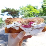 コンセントマーケット - ハムとチーズのバゲットサンド　イチジクと赤玉ねぎのマリネ