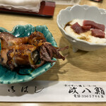 Masahachi Zushi - お通しのイカの煮付けとやまいもマグロ　お通しおかわりしちゃった笑