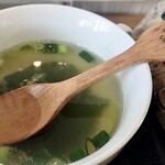 あおもり万華堂 - スープにはわかめ、ねぎと韃靼そばのつぶ入り