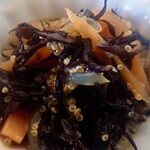 あおもり万華堂 - ひじき煮にはにんじん、しいたけ、こんにゃくのほかアマランサスも入ってましたミャ。プチッと