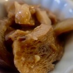 あおもり万華堂 - こんにゃくとおからこんにゃくのピリ辛炒め。ここでもおからこんにゃく・・と思ったら、ルーツはご当地（県内平川市）のようですミャ