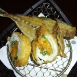 与し田 - どんちっちアジの中骨せんべい、ウニ巻です