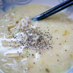 ラーメンエース - ラーメン 塩バターにブラックペッパー投入
