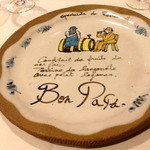 ボンパパ - テーブルセッティングのお皿は、少なくとも２種類のデザインがあるんですね。