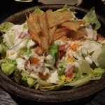 くいもの屋わん - カリカリベーコンと夏野菜のシーザーサラダ