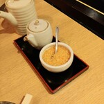 大衆すき焼き とみい - 手前から、ザラメとお醤油、割下。