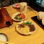 大衆すき焼き とみい - ナムルとキムチ