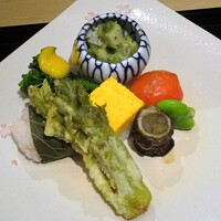 八寸 - 八寸：筍の木の芽あえ、温泉玉子の黄身を包んだサーモン、そら豆、穴子八幡巻、二色玉子、タラノメの天ぷら、桜餅、菜の花の黄身酢がけ