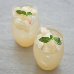 Peach-flavored white sangria