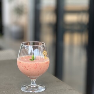 オーガニックの果実を使用した自家製ドリンクで季節の味を堪能