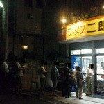 ラーメン二郎 中山駅前店 - 201308　二郎　待ちは・・・店内7名、外15名ってトコロです(^_^;)