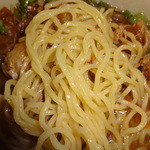 ツルツルと喉ごしのよい細麺　まずはスープと麺を味わい