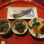 草喰 なかひがし - お新香、ふきの葉のたいたん、茄子味噌山椒煮、めざし