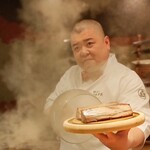 照寿司 - 店内に燻製の香りが充満する