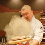 照寿司 - 燻製パフォーマンス