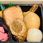 津多屋 - 海老フライ、焼鮭、煮玉子、玉蒟蒻、
            豚肉巻き牛蒡