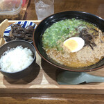 博多ラーメン かっぱ亭 - キクラゲTPとサービスごはん