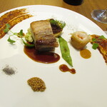 Derire - 鹿児島茶美豚バラ肉 黒ビールのソース 八丁味噌 粒マスタード 竹炭の塩 カリフラワー  モロッコインゲン 鴨のラグーを詰めたきたあかり　鯛と海老の揚げ物 海老のソース