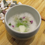 Derire - アミューズ～帆立のマリネと桜風味のブランマンジェ うすい豆のピューレ 金沢の加賀太きょうり  ベーコンの泡