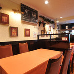 ビストロアンリ - 店内は落ち着いたテーブル席をご用意しております。