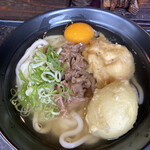 Sanuki Udon Raiben - 肉うどん（大）680円にとり天110円、半熟卵天110円を乗せて900円　生卵はトッピング１品無料デーなので乗せました