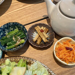 Ito - 小松菜のおひたし、ごぼうのパリパリ漬け、キャロットラペ