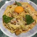 鎌倉パスタ - 私のグリルベーコンとパルメザンチーズのトマトカルボナーラ。パスタは、フィットチーネです。