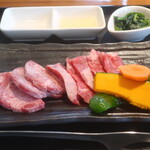 焼肉ホルモン 濱蔵 - カルビ・ハラミのハーフ盛合せ